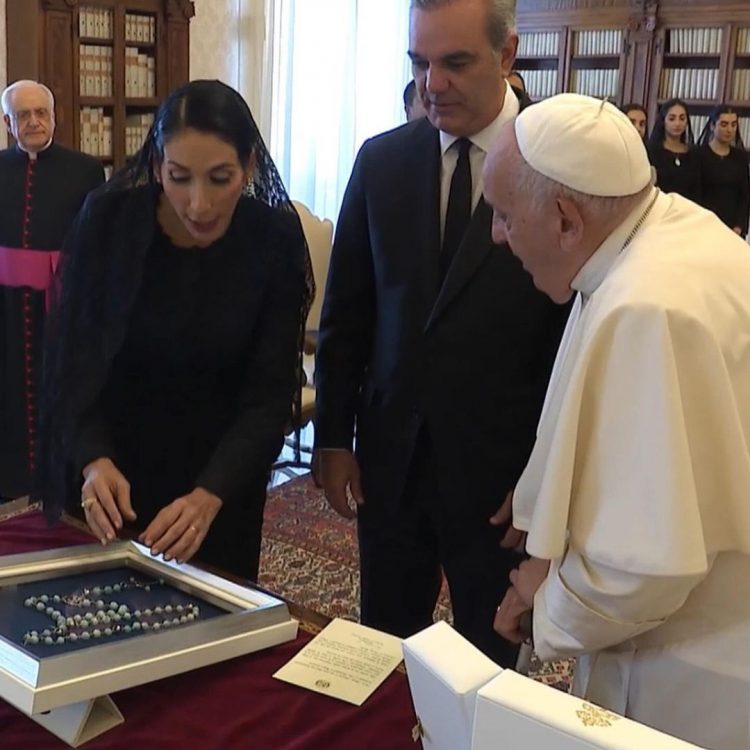 Presidente Abinader le regala un rosario de larimar al papa Francisco