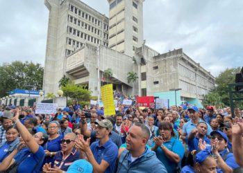 ADP protesta frente a regional de Educación en Santiago