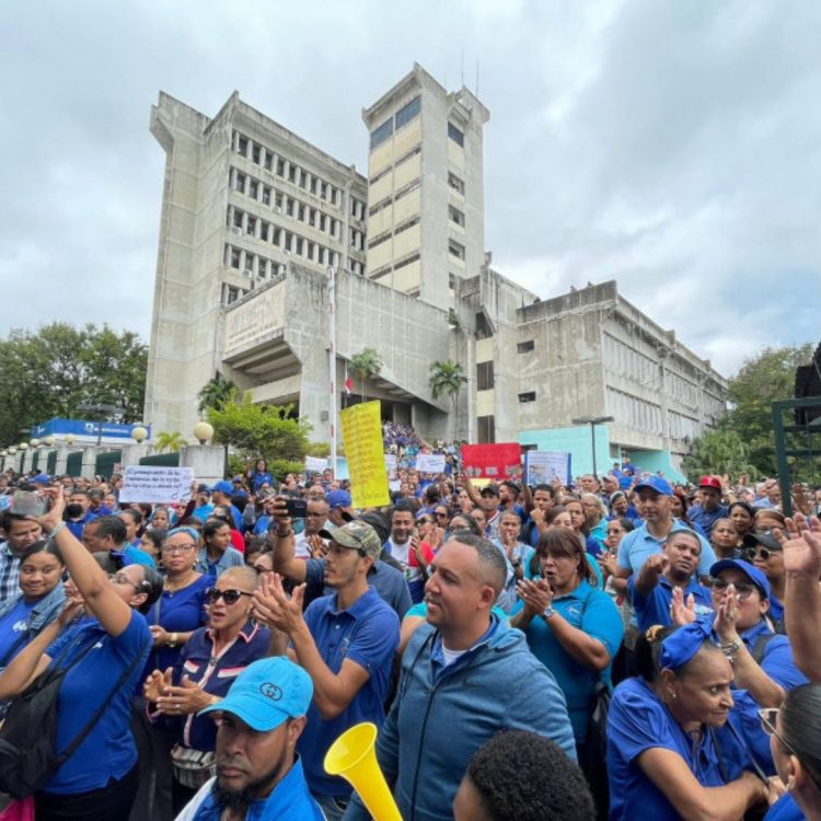ADP protesta frente a regional de Educación en Santiago