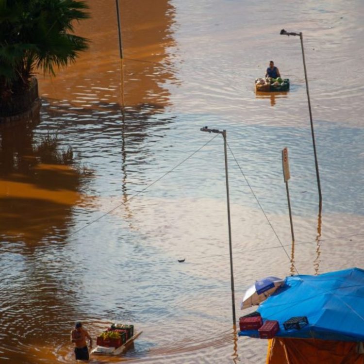 Aumenta a 100 el número de muertos por las inundaciones al sur de Brasil
