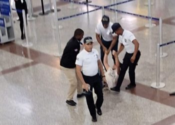 Turista italiano lanza café caliente a oficial de Politur en el Aeropuerto de las Américas