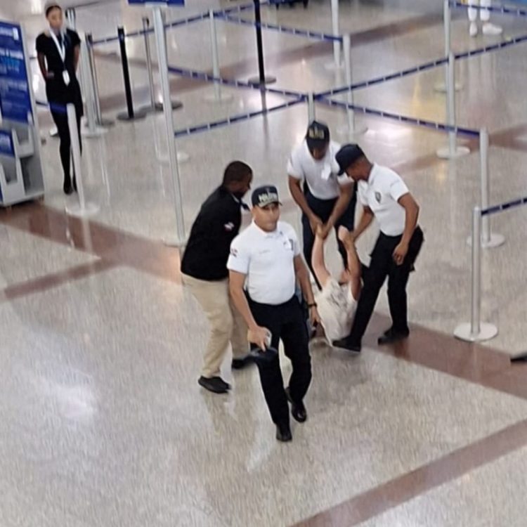 Turista italiano lanza café caliente a oficial de Politur en el Aeropuerto de las Américas