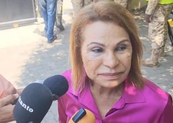 Sonia Mateo ejerce su derecho al voto y denuncia compra de cédulas en Dajabón