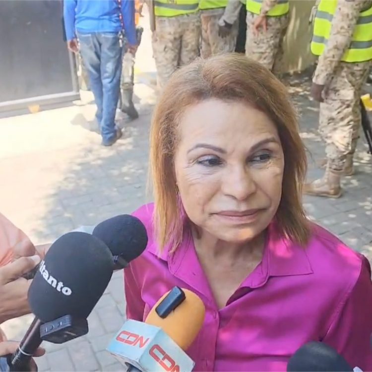 Sonia Mateo ejerce su derecho al voto y denuncia compra de cédulas en Dajabón