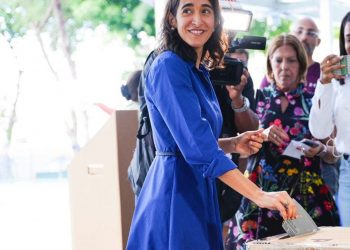 Virginia Antares vota llamando a los dominicanos a que acudan a ejercer su derecho al voto