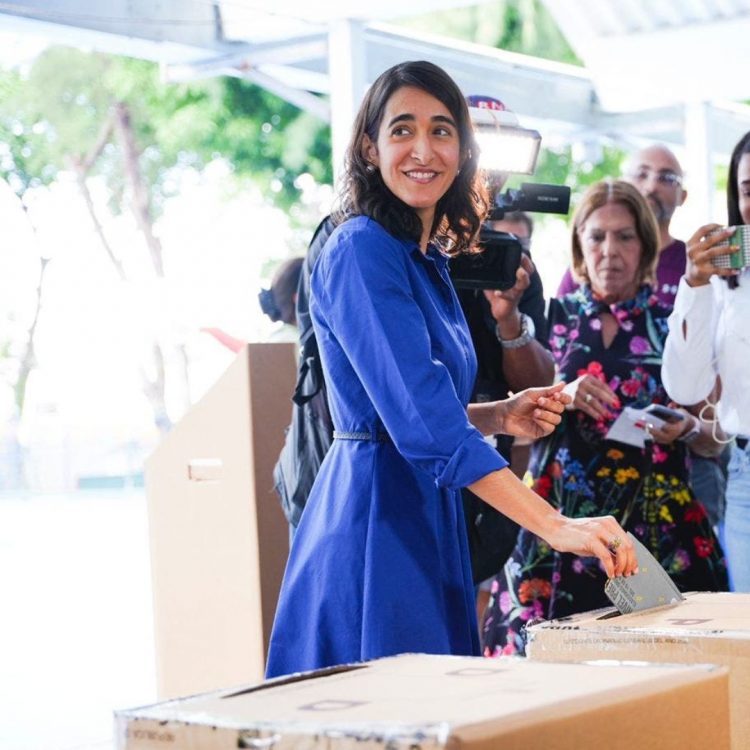 Virginia Antares vota llamando a los dominicanos a que acudan a ejercer su derecho al voto