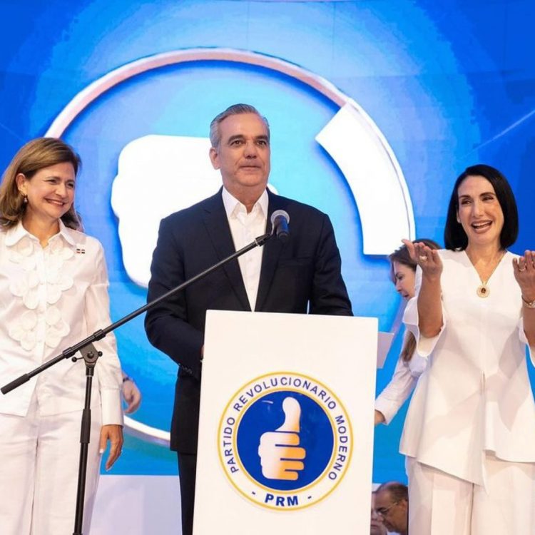 Luis Abinader gana la reelección en primera vuelta