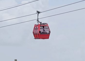 Teleférico de Santo Domingo se detiene con varias personas a bordo
