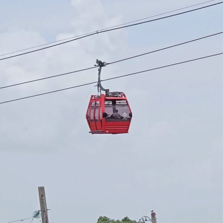 Teleférico de Santo Domingo se detiene con varias personas a bordo