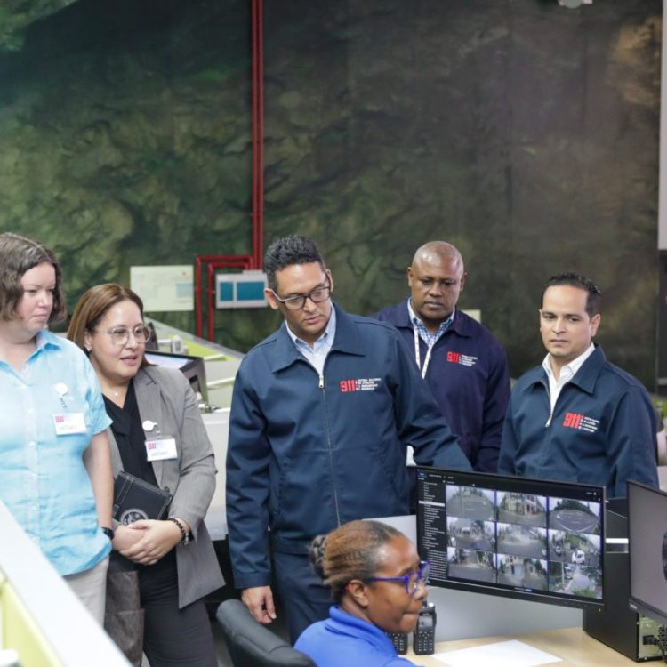 Funcionarios de Estados Unidos conocen la nueva tecnología del 911