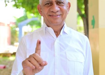 Ricardo de los Santos ejerce su derecho al voto y llama a la ciudadanía votar