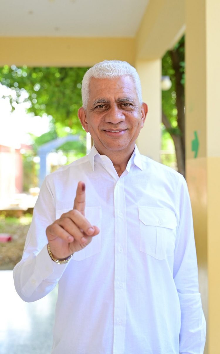 Ricardo de los Santos ejerce su derecho al voto y llama a la ciudadanía votar