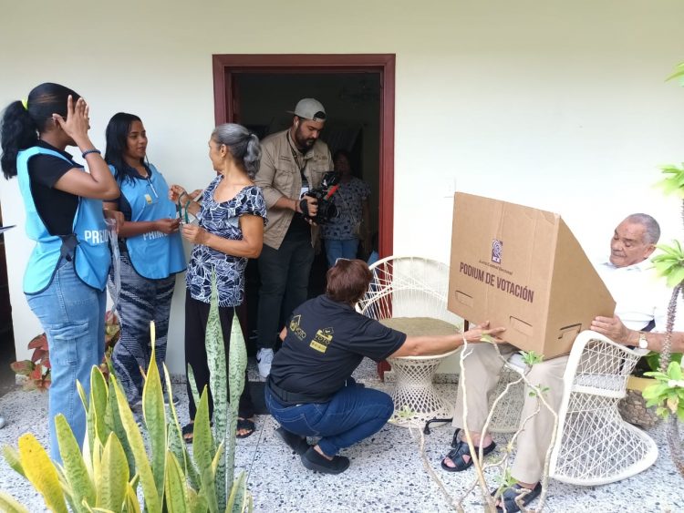 JCE implementa el “Voto en Casa”; 98 personas se inscribieron para votar desde sus hogares