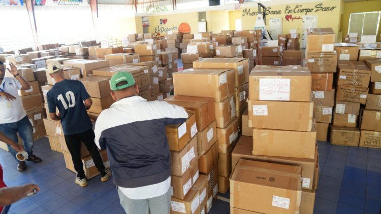 Más de 1,600 escuelas ya tienen en sus almacenes uniformes y útiles escolares, informa Inabie