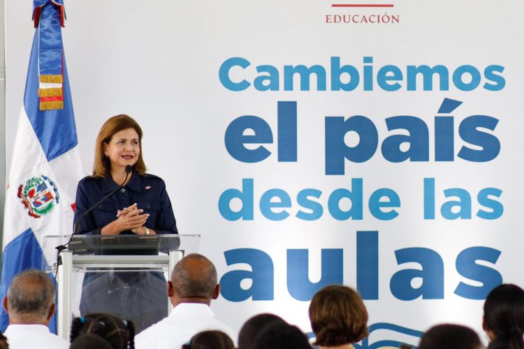 Vicepresidenta entrega obras educativas y deportivas en Baní y Santo Domingo