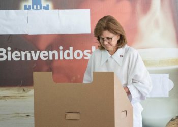 Vicepresidenta Raquel Peña acude a ejercer su derecho al voto en Santiago