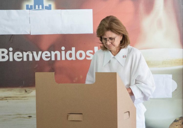 Vicepresidenta Raquel Peña acude a ejercer su derecho al voto en Santiago