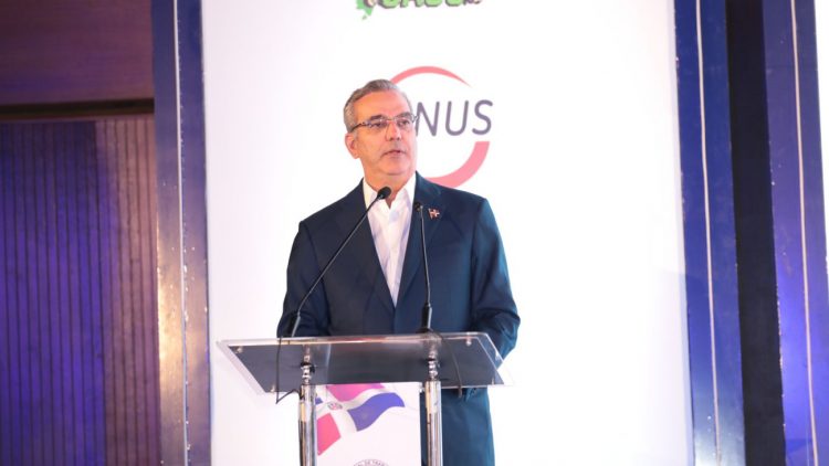 Abinader firma pacto con centrales sindicales para ampliar conquistas laborales