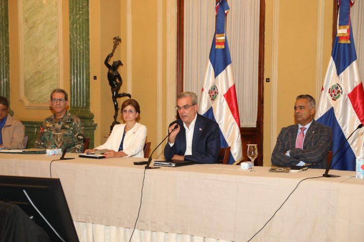 Abinader convoca reunión de emergencia para conocer detalles sobre situación pluvial del país