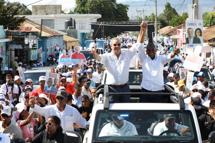 Abinader encabeza multitudinaria marcha caravana en San Juan