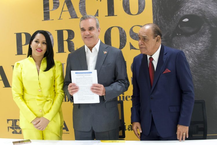 Líderes políticos, autoridades y sociedad civil firman Pacto por los Animales de RD