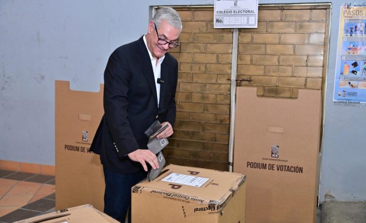 Gonzalo Castillo ejerce su derecho al voto