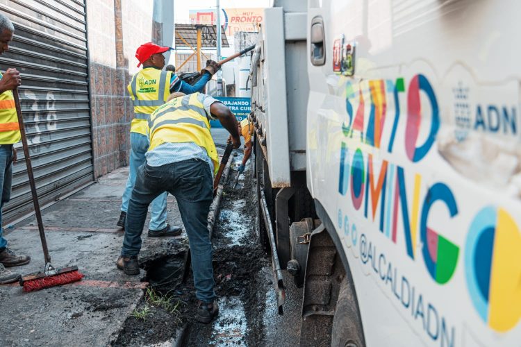 Alcaldía del Distrito Nacional despliega brigadas preventivas ante incidencia de vaguada