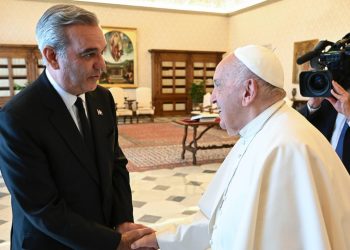 Papa Francisco felicita al presidente Abinader por su reelección