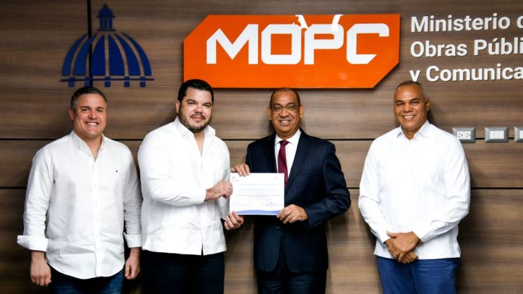 Obras Públicas entrega más de USD$14 millones para inicio del muelle de Manzanillo