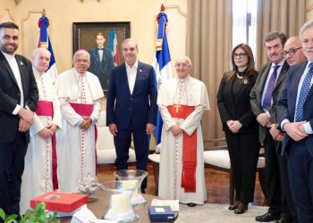 Presidente Abinader recibe visita del cardenal italiano Fernando Filoni