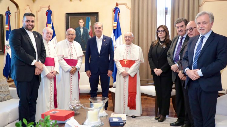 Presidente Abinader recibe visita del cardenal italiano Fernando Filoni
