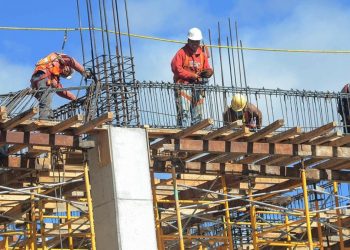 Anuncian aumento salarial de un 20% a trabajadores del sector construcción