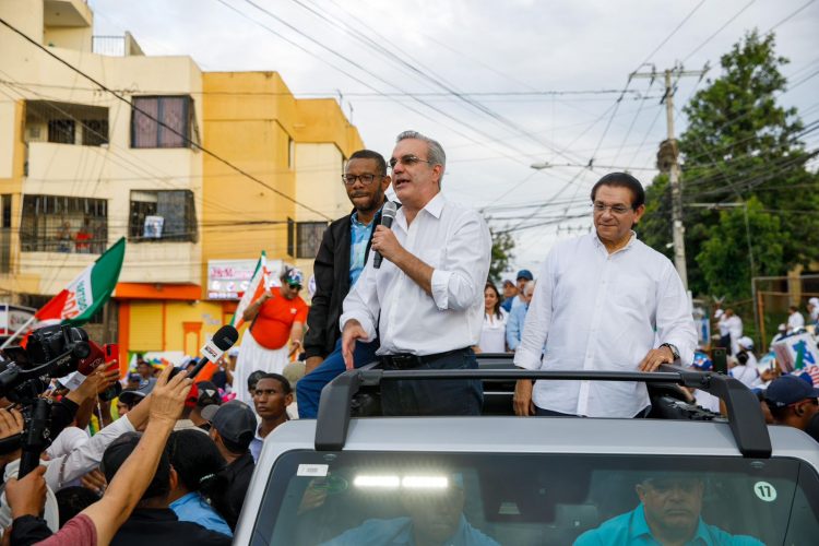 Abinader dice que ha atendido y apoyado a motoconchistas desde su llegada al gobierno