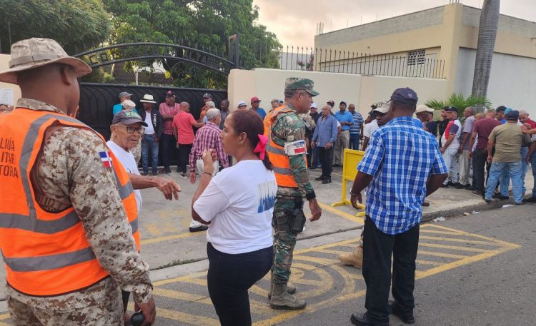 Decenas de votantes acuden a las urnas en Dajabón