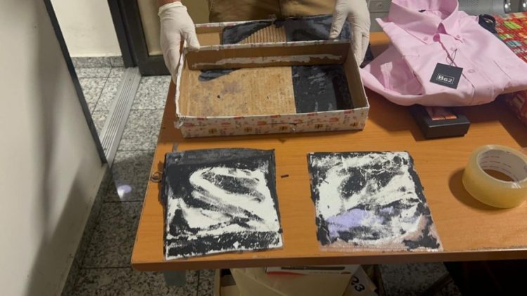 DNCD ocupa cuatro láminas de cocaína escondidas en caja de regalos