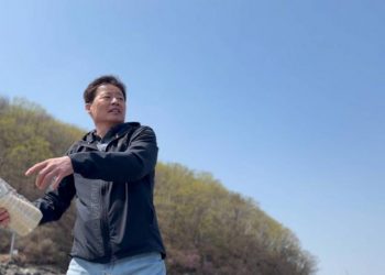 Corea del Norte: Un hombre salva vidas con botellas de arroz arrojadas al mar