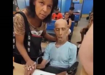 Demandan por intento de estafa a mujer que llevó a su tío muerto a un banco en Brasil