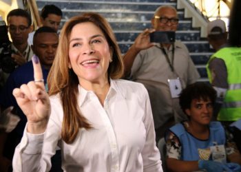 Carolina Mejía ejerce su derecho al voto en las elecciones presidenciales