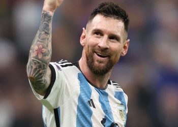 Servilleta con el primer contrato de Messi es subastada por 890.000 euros