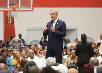 Abinader entrega títulos de propiedad en Santo Domingo Este