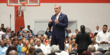 Abinader entrega títulos de propiedad en Santo Domingo Este