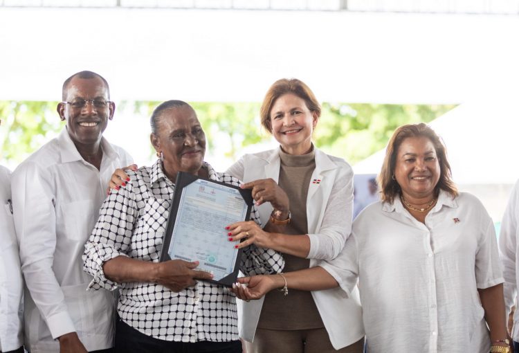 Gobierno entrega 2,759 títulos de propiedad en Santo Domingo Este