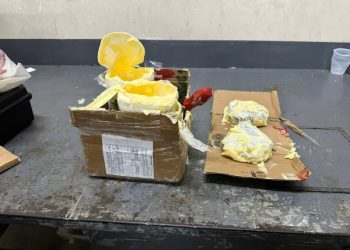 Ocupan cocaína dentro de envases de tratamiento para el pelo que pretendían enviar a EE.UU