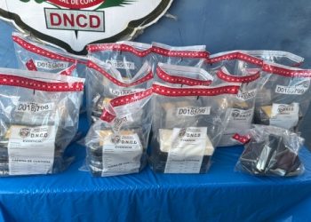 Detienen a tres hombres y decomisan 64 paquetes de presumiblemente cocaína