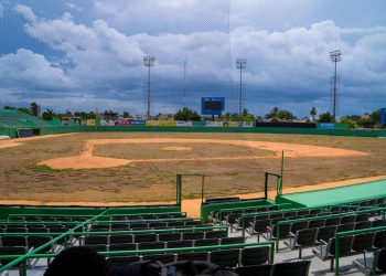 Gobierno entrega RD$84 millones como primera partida para remodelar el Estadio Tetelo Vargas