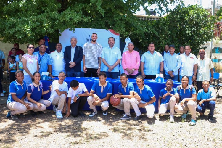 NBA Chris Duarte acude junto al INEFI al liceo Profesor Andrés Medrano Méndez