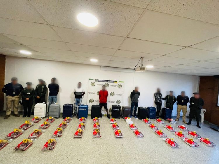 Detienen a cinco dominicanos en un aeropuerto de Colombia con 215 kilos de cocaína
