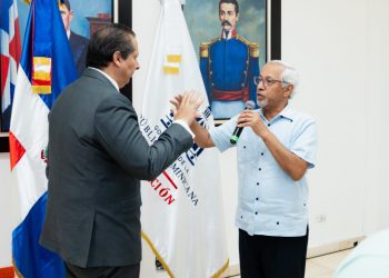 Ministro Víctor Atallah es juramentado como miembro del Consejo Nacional de Educación