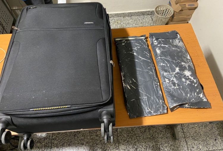 Apresan mujer que viajaría a España con dos láminas de cocaína escondidas en la maleta
