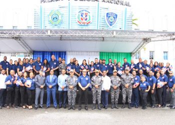 Policía NYPD dona 500 chalecos antibalas y otros implementos para ser utilizados por agentes DICRIM en sus operaciones.